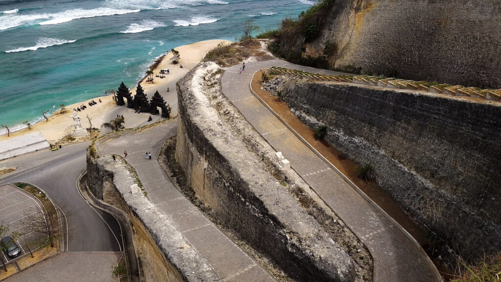 route to melasti beach in uluwatu